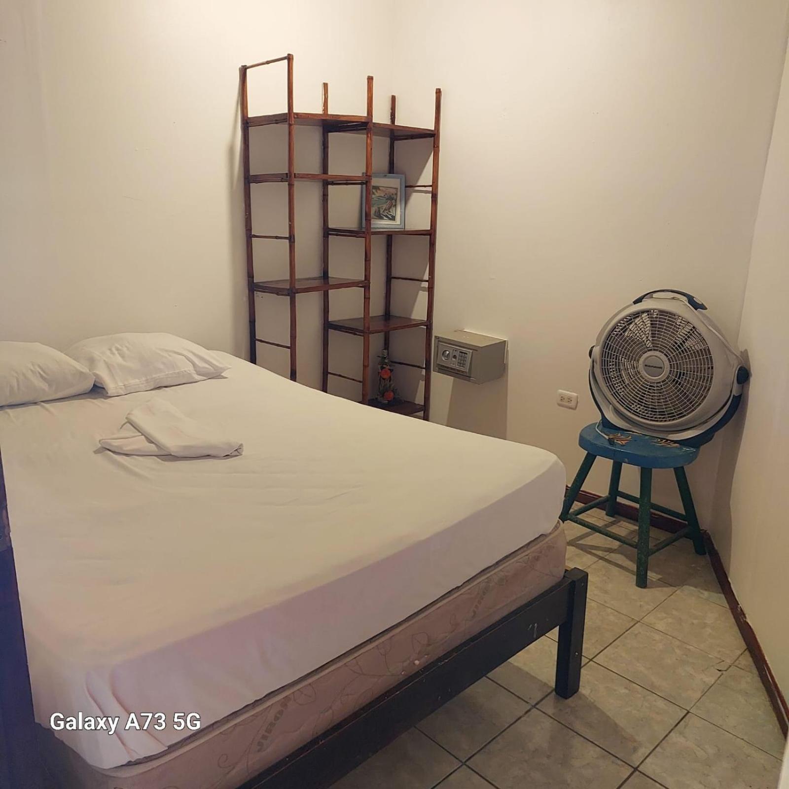 Costa Linda Art Hostel Manuel Antonio Buitenkant foto