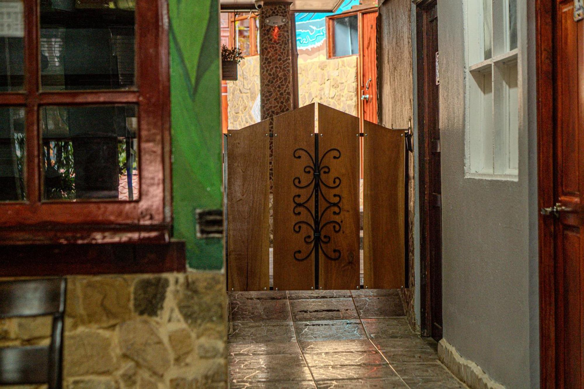 Costa Linda Art Hostel Manuel Antonio Buitenkant foto