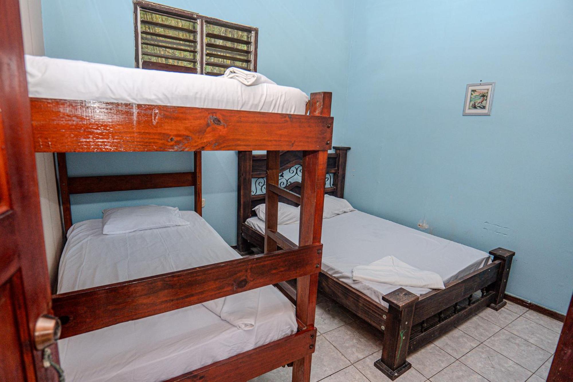 Costa Linda Art Hostel Manuel Antonio Buitenkant foto